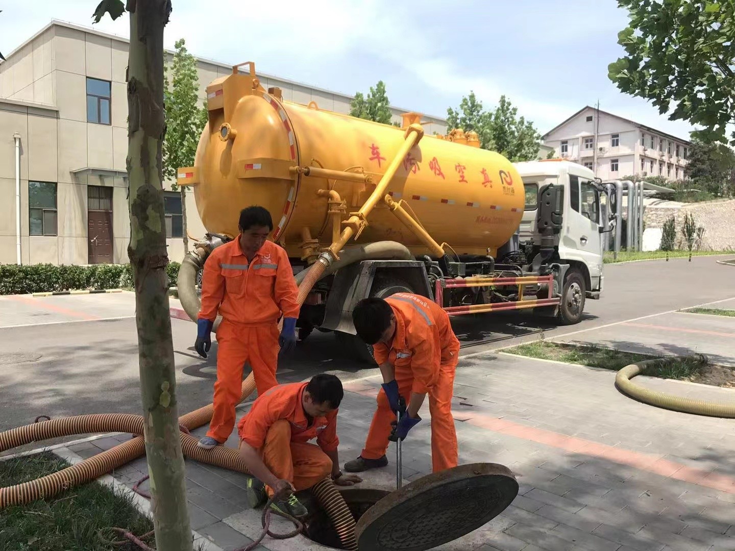 南安管道疏通车停在窨井附近