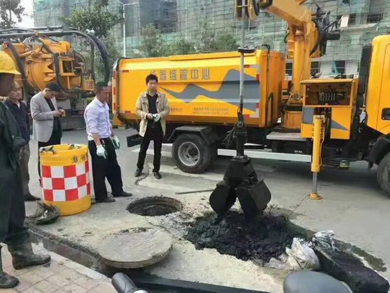 南安街道：网格员化身“清道夫”，为民解忧疏通“堵心”化粪池