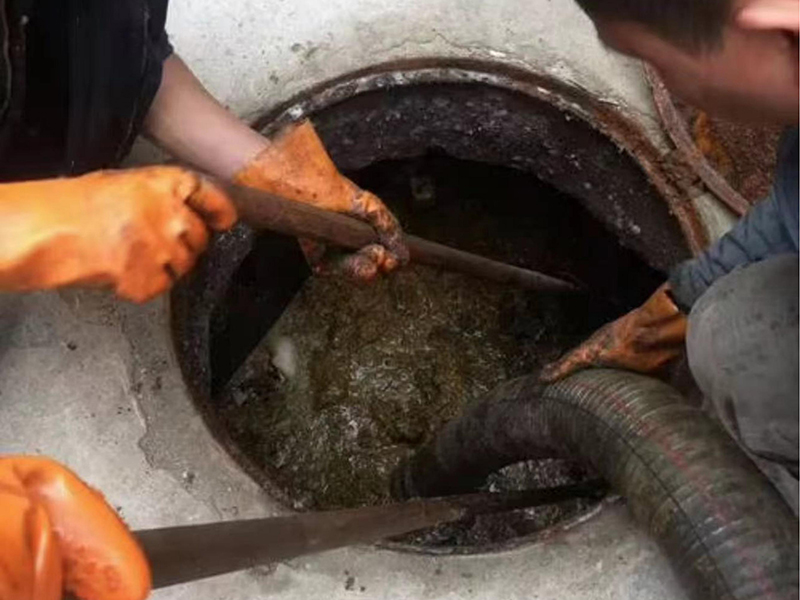 南安清理化粪池时如何避免沼气的危害？